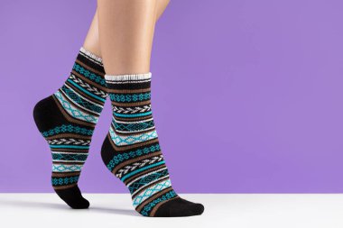 Saf çoraplı kadın bacakları, leylak arkaplan. Uniseks çorapları, yakın çekim, stüdyo fotoğrafı..