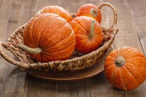 Zucche Rotonde Arancioni Cesto Vimini Sfondo Legno Copia Spazio Halloween — Foto Stock