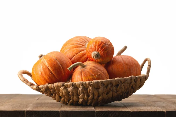 Zucche Rotonde Arancioni Cesto Vimini Tavolo Legno Copia Spazio Halloween — Foto Stock