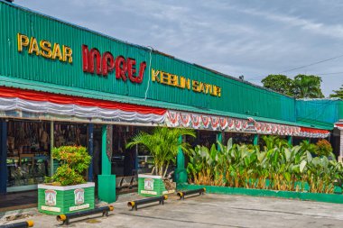 Balikpapan, Endonezya - 3 Ağustos 2025. Pasar Inpres Kebun Sayur 'un ana girişi, Balikpapan, Doğu Kalimantan' da ünlü bir geleneksel market..