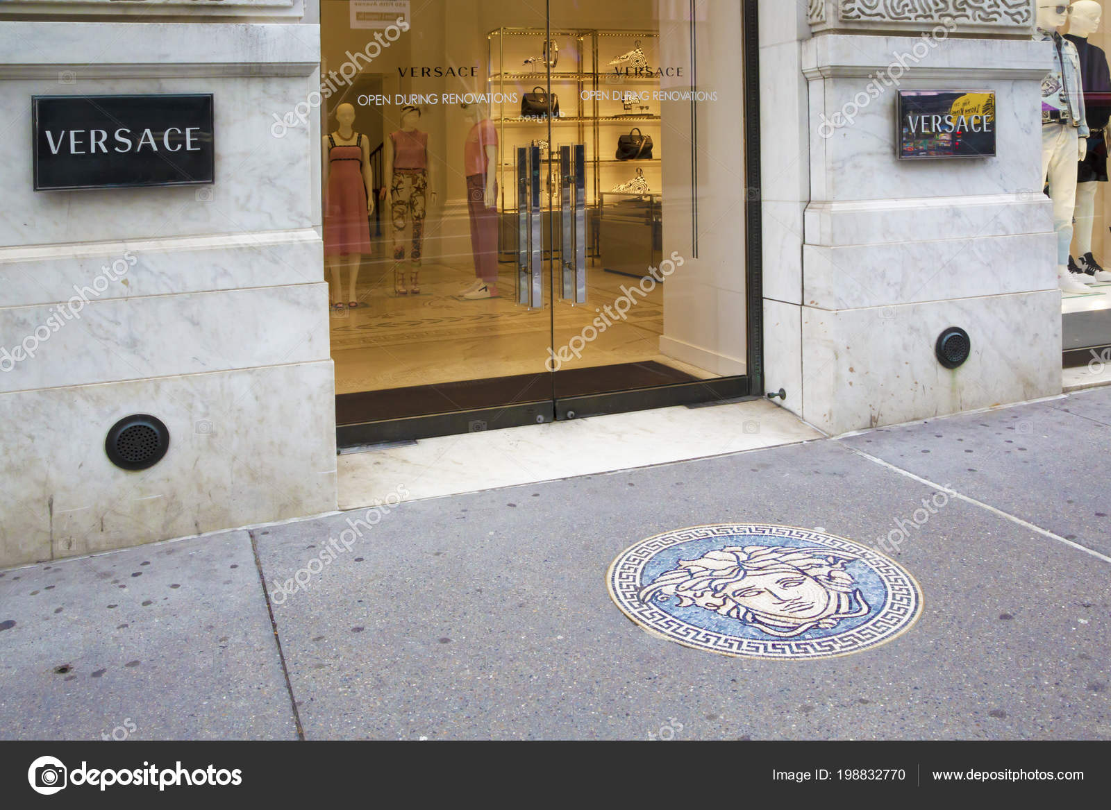 Een centrale tool die een belangrijke rol speelt Brullen Ijsbeer New York Usa April 2018 Versace Store Central Manhattan – Stock Editorial  Photo © toucanet #198832770