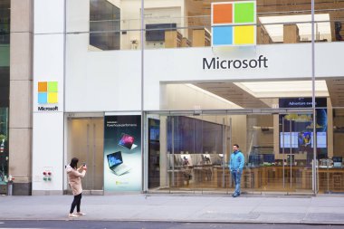 New York, Amerika Birleşik Devletleri - 29 Nisan 2018: Merkezi Manhattan Microsoft store