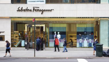 New York, Amerika Birleşik Devletleri - 29 Nisan 2018: Salvatore Ferragamo mağaza merkezi Manhattan