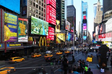 New York, ABD - 2 Mayıs 2018: Işıklı panoları ve Times Meydanı'nda taksi