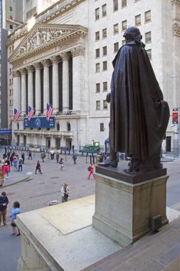 New York, ABD - 2 Mayıs 2018: Heykel George Washington ve New York Menkul Kıymetler Borsası