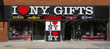 New York, ABD - 5 Mayıs 2018: Merkezi Manhattan Turistik Hediyelik Dükkanı