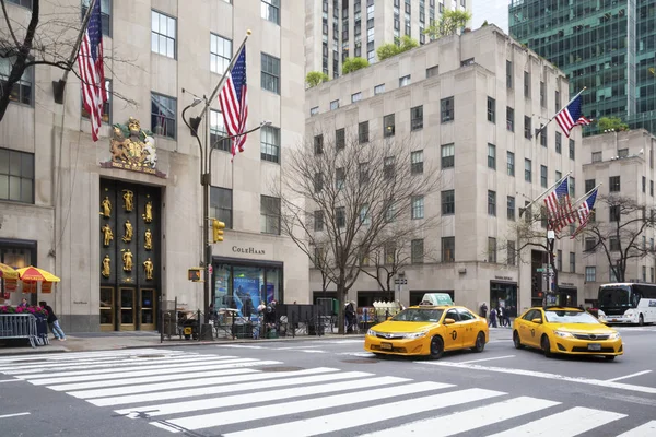 Νέας Υόρκης Ηπα Μαΐου 2018 Ταξί Και Κέντρο Ροκφέλερ Στο — Φωτογραφία Αρχείου