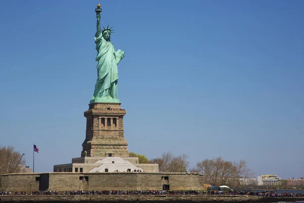 Nowy Jork Usa Maja 2018 Ludzie Kolejce Odwiedzenia Statua Wolności — Zdjęcie stockowe