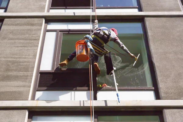 Glasreiniger Bei Der Arbeit Außerhalb Des Gebäudes — Stockfoto