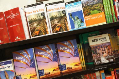 New York, Amerika Birleşik Devletleri - 29 Nisan 2018: New York turist rehberleri üzerinde kitap rafı