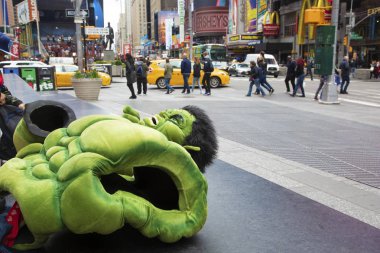 New York, ABD - 1 Mayıs 2018: Times Square, Manhattan Hulk kostüm