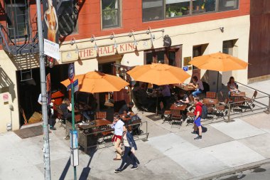 New York, ABD - 1 Mayıs 2018: Açık tablolar Chelsea, Manhattan kafeterya