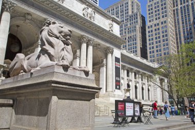 New York, ABD - 3 Mayıs 2018: New York Halk Kütüphanesi önünde aslan heykeli