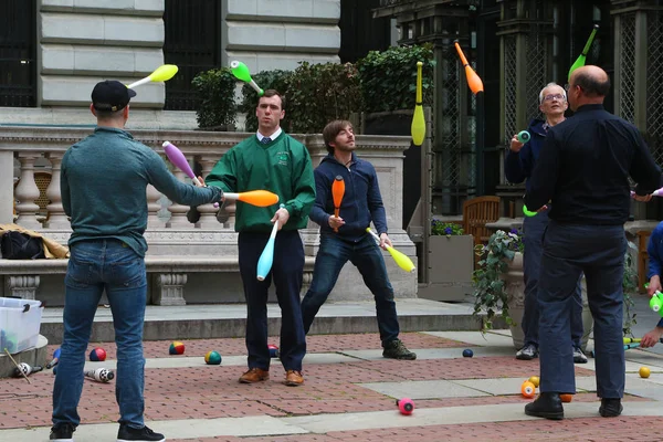 Nowy Jork Usa Dnia Maja 2018 Amatorskie Jugglers Kolejowego Bryant — Zdjęcie stockowe