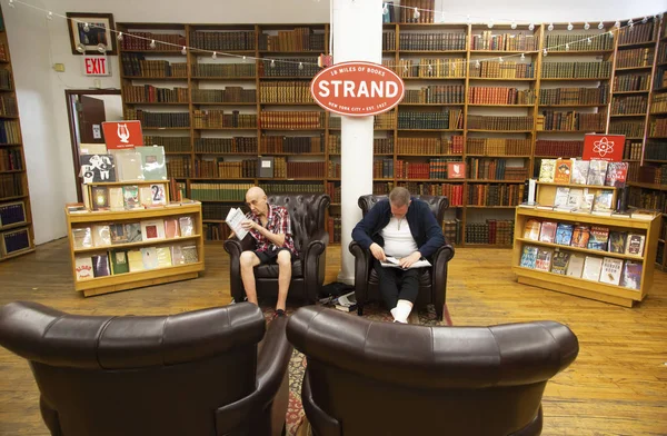 Nova York Eua Maio 2018 Pessoas Lendo Livros Biblioteca Strand — Fotografia de Stock