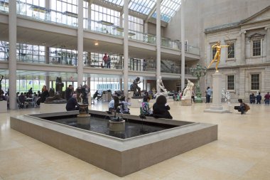 New York, Amerika Birleşik Devletleri - 29 Nisan 2018: Büyük salonu içinde bir araya geldi Museum New York