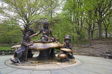 New York, ABD - 4 Mayıs 2018: Alice Harikalar Diyarında Central Park'ta heykeli