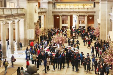 New York, Amerika Birleşik Devletleri - 29 Nisan 2018: Metropolitan Müzesi büyük salonunda kalabalıkta