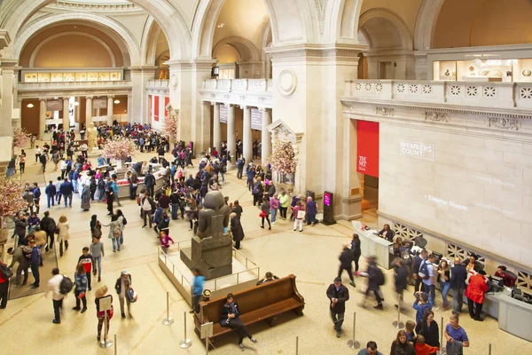 New York Usa April 2018 Menschenmenge Der Haupthalle Des Museums — Stockfoto