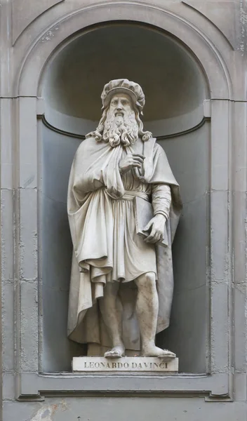 Статуя Леонардо Винчи Флоренции — стоковое фото
