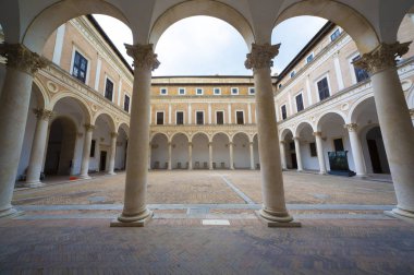Urbino, İtalya - 30 Ağustos 2018: Courtyard Ducal Sarayı Urbino