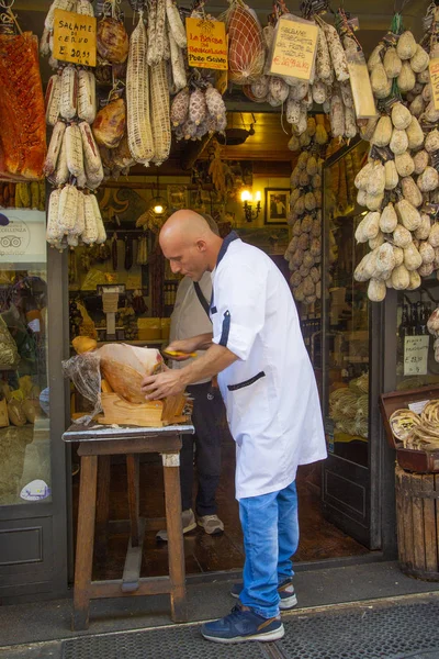 Norcia Itália Agosto 2018 Carniceiro Cortando Presunto Sua Loja — Fotografia de Stock