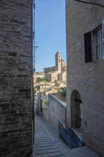 Ducal Sarayı Bir Sokaktan Görülen Urbino — Stok fotoğraf