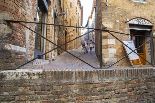 Perugia Umbria Sierpień 2018 Turystów Bagażu Rejestrowanego Przy Ulicy Miasta — Zdjęcie stockowe