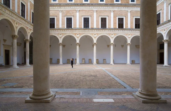 意大利乌尔比诺 2018年8月30日 意大利乌尔比诺公爵宫殿庭院 — 图库照片