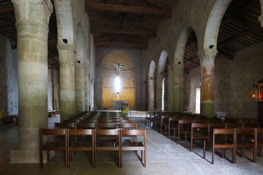 San Gimignano, İtalya - 15 Ağustos 2018: Toskana'daki antik Romanesk kilise içinin