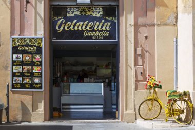 Tuscania, İtalya - 18 Ağustos 2018: İtalyan dondurma Dükkanı