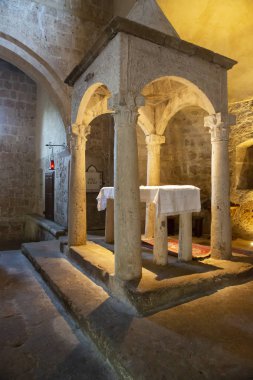 Sovana, İtalya - 21 Ağustos 2018: Romanesk kilise çok eski altar