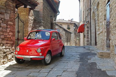 Gubbio, İtalya - 24 Ağustos 2018: Eski kırmızı Fiat 500 şehrin dar sokakta