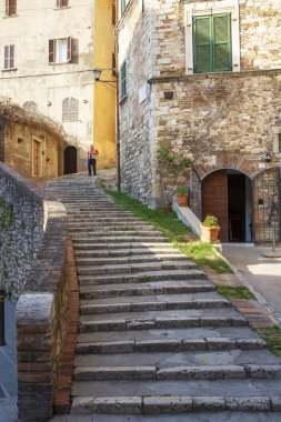 Perugia, İtalya - 24 Ağustos 2018: Adım eski şehir uçuş. Bir adam üzerinde görünür.