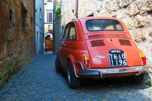 Orvieto Itálie Srpna 2018 Starý Fiat 500 Úzké Uličce Orvieto — Stock fotografie