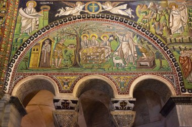 Ravenna, İtalya - 19 Eylül 2018: Bizans Isaac kurban mozaik. Mozaik Ravenna Basilica San Vitale.