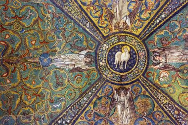 Ravenna, İtalya - 19 Eylül 2018: Basilica San Vitale Ravenna, tavan. Ayrıntı antik Bizans mozaik.
