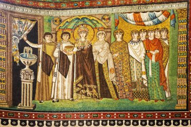 Ravenna, İtalya - 19 Eylül 2018: Mozaik İmparatoriçe Theodora ve görevlileri. Ravenna Basilica San Vitale Bizans Sanat.