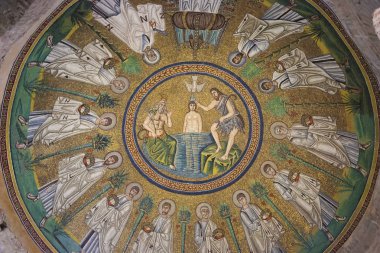Ravenna, İtalya - 19 Eylül 2018: Tavan demiray vaftizhane Ravenna