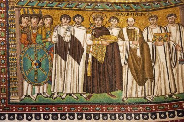 Ravenna, İtalya - 19 Eylül 2018: Bizans imparatoru Justinian ve onun beraberindekiler mozaik. Mozaik Ravenna Basilica San Vitale.