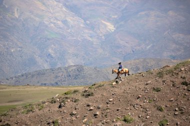 La Parva, Şili - 8 Kasım 2018: Şili Andes sırtında adam