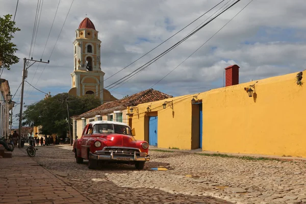 Vintage American Αυτοκίνητο Και Καμπαναριό Στο Τρινιντάντ Της Κούβας — Φωτογραφία Αρχείου