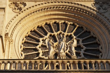 Paris, Fransa - 02 Kasım 2012: Notre Dame Katedrali'nin gül penceresi dışarıdan