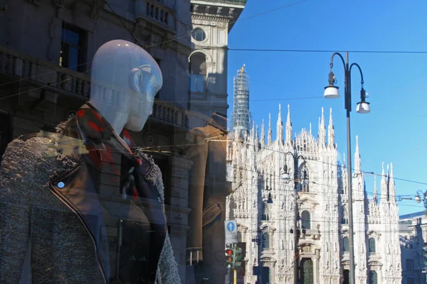 ファッションショップの窓にミラノ大聖堂の反射 ダミーが大聖堂を見ているようだ — ストック写真
