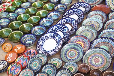 Buhara pazarında dishware, Özbekistan