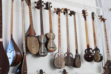 Buhara pazarında Özbekçe geleneksel müzik aletleri, Özbekistan
