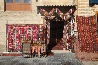 Buhara, Özbekistan 'da halı ve Hediyelik eşya dükkanı