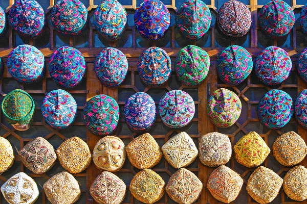 Bukhara 'da satışa çok renkli özbek şapkalar