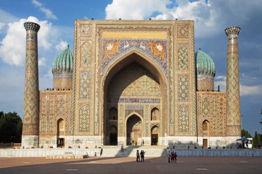 Semerkant, Özbekistan - 30 Mayıs 2019: Semerkant'ta Semerkant Medresesi'nin ön yüzü, Özbekistan