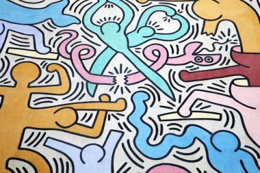 Pisa, İtalya - 5 Temmuz 2019: Keith Haring tarafından yapılan bazı figürler, yatay. 1989'da Pisa, İtalya'da yapılan büyük bir açık hava eserinden (Tuttomondo olarak adlandırılır) detay.